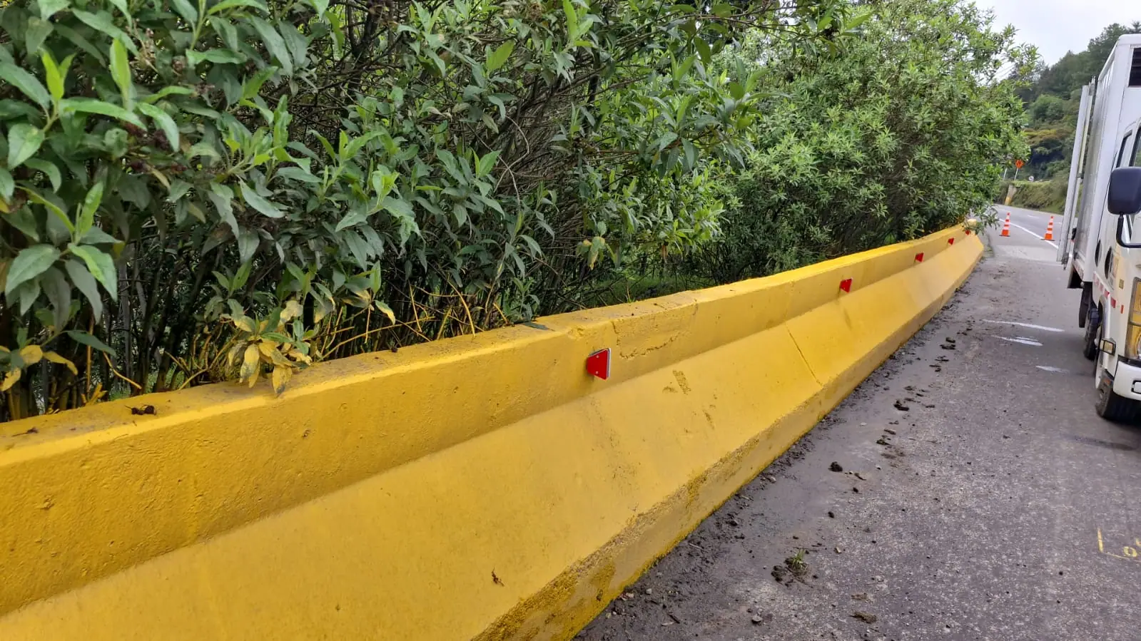 Barrera vial con elementos reflectivos instalados por Sagui Colombia