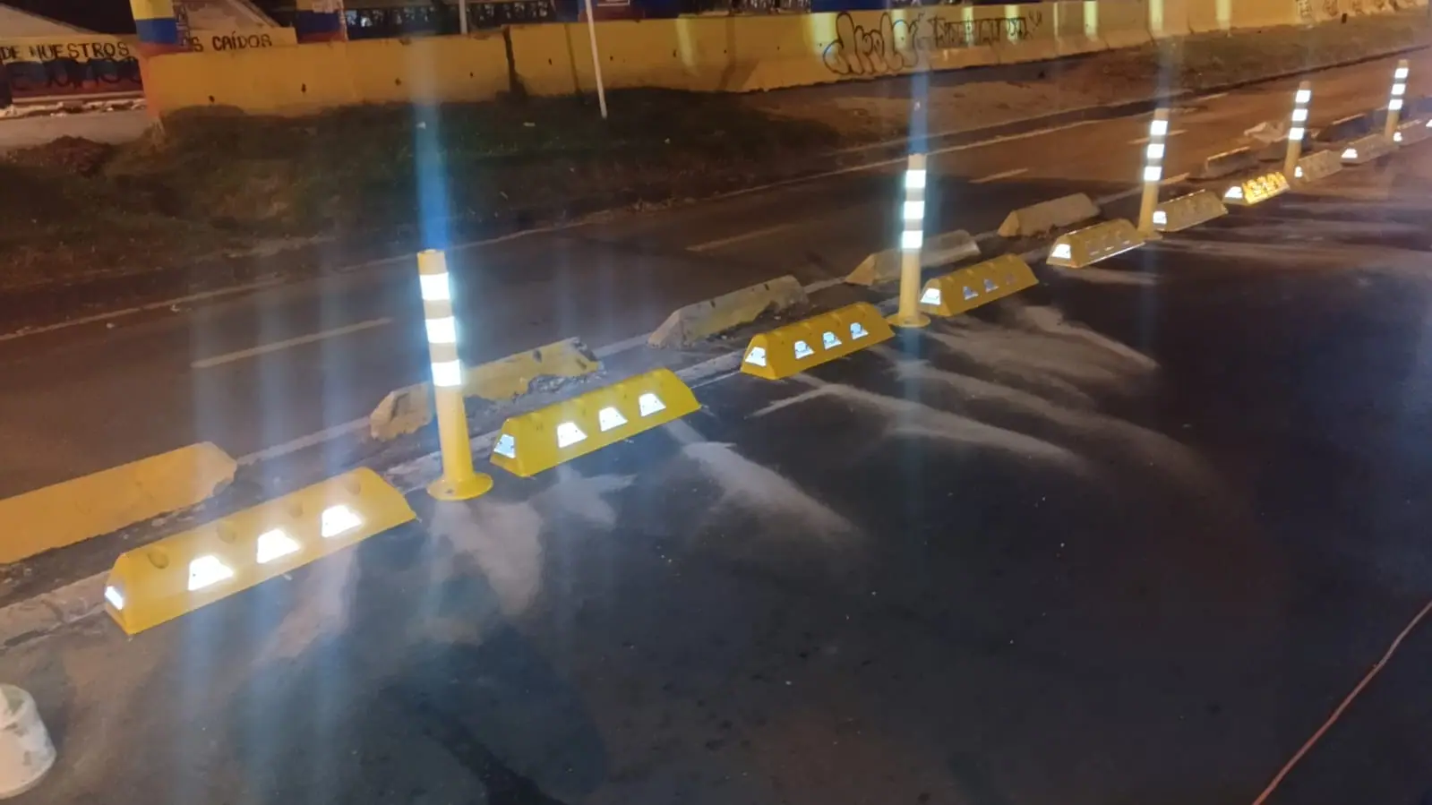 Separadores viales y delineadores con alta reflectividad nocturna